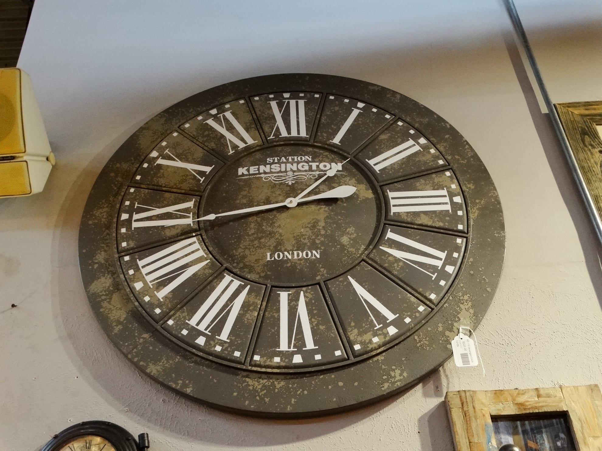 Round Wall Clock Features A Traditional, Big Round Wall Clocks