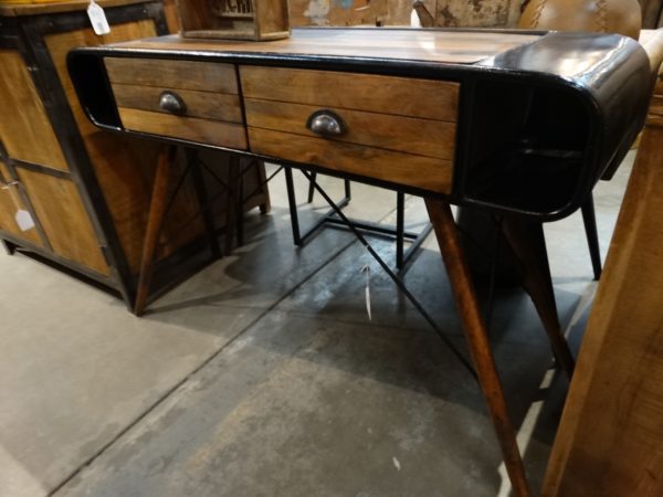 A perfect console table for the entrance or kitchen.