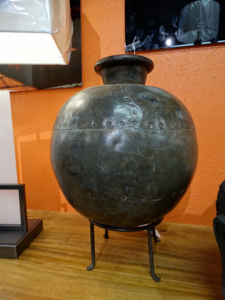 Metal Pot Water Market Pot on Stand